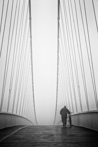 Einsamer Spaziergang auf der Brücke von Krunoslav Nevistic