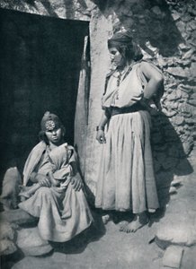 Kabylische Frauen an der Tür ihrer Behausung nahe der Mittelmeerküste, Algerien, 1912