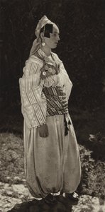 Jugoslawien: Prizren, Frauen in Nationaltracht von Kurt Hielscher