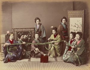 (Konkonchiki) Japanisches Mädchen beim Spiel