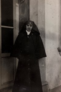 Album des Ersten Weltkriegs in Friaul-Julisch Venetien: Porträt der Rotkreuzschwester Elena Bianconcini in der Villa Brazzà, Heimat des 17. Kriegslazaretts in Soleschiano Manzano