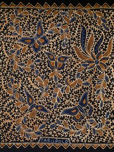 Batik mit traditioneller Schmetterlings- und Blumendekoration, Java, Indonesien (Detail) von Amadeo (after) Modigliani