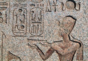 Obelisk mit Reliefs und Inschriften von Ramses II., Großer Tempel von Amun, Tanis, Ägypten, ägyptische Zivilisation, Neues Reich, Dynastie XIX