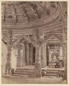 Innenansicht des Delwara-Tempels mit Säulen und Kuppeldach, Mount Abu