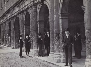 Vor den Kammern, Eton, warten auf die Lehrer von Laszlo Moholy Nagy