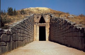 Eingang des Grabes von Agamemnon, genannt „Schatzhaus des Atreus“: Stätte der antiken Stadt Mykene, auf dem Peloponnes (1500-1100 v. Chr.) Griechenland von Late Helladic Period Mycenaean