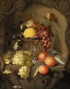 Stillleben mit Obst auf und um eine Tazza, in einer Nische
