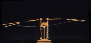 Maschine zum Fliegen mit Flügeln. Modell nach der Zeichnung von Leonardo da Vinci. Museum für Wissenschaft und Technologie, Mailand