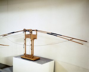 Maschine zum Fliegen mit Flügeln, Modell nach der Zeichnung von Leonardo da Vinci. Museum für Wissenschaft und Technik, Mailand.