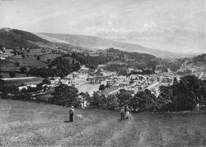 Llangollen und Crow Castle, ca. 1896 von Lettsome and Sons