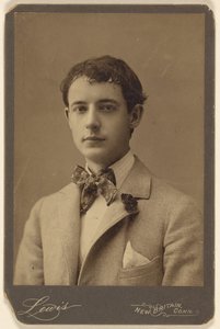 Walter Thomas [junger Mann mit Fliege und Nelke im Revers des Mantels] von Lewis