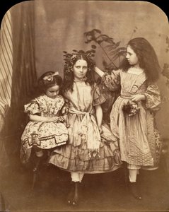 Flora Rankin, Irene MacDonald und Mary Josephine MacDonald in Elm Lodge, Juli 1863 von Lewis Carroll