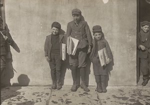 John Pento, 14 Jahre alt, Daniel und Angelo Pento, 7 Jahre alt, verkaufen Zeitungen, Hartford, Connecticut