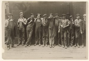 Eine Gruppe junger Männer, die in einer Konservenfabrik in Indianapolis, Indiana, arbeiten von Lewis W. Hine