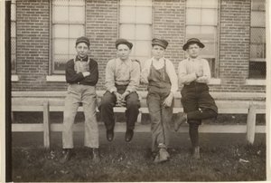 Gruppe von Jungen, die in der Brown Shoe Factory, Moberly, Missouri arbeiten von Lewis W. Hine