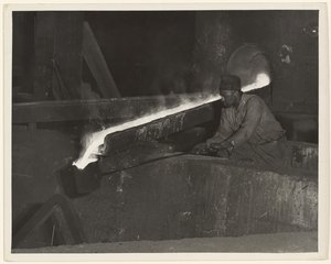 [Gehilfe des Formers, Baldwin Lokomotivwerke, Eddystone, Pennsylvania] von Lewis W. Hine