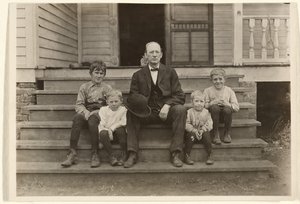 Herr Smith, Aufseher bei Wylie Mill, mit vier Kindern, Chester, South Carolina von Lewis W. Hine