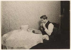 Zigarettenrollen in N.Y. Mietshaus von Lewis W. Hine