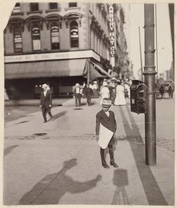 [Selbstporträt mit Zeitungsjunge] von Lewis W. Hine