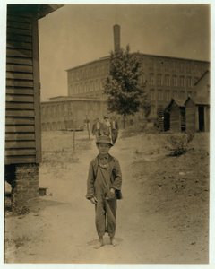 Der 12-jährige Eddie Norton verdient etwa 40 Cent pro Tag als Feger in der Saxon Mill, Spartanburg, South Carolina, 1912 von Lewis Wickes Hine