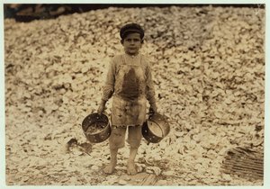 Der 5-jährige Wanderarbeiter Manuel vor einem Haufen Austernschalen, arbeitet im zweiten Jahr bei Dunbar, Lopez, Dukate Company, Biloxi, Mississippi, 1911 von Lewis Wickes Hine