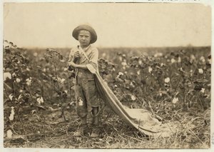 Der 6-jährige Warren Frakes mit etwa 20 Pfund Baumwolle in seinem Sack in Comanche County, Oklahoma, 1916