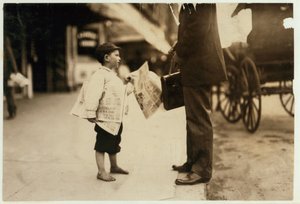 6-jähriger Zeitungsjunge Hyman verkauft Zeitungen bis 18 Uhr in Lawrence, Massachusetts, 1911 von Lewis Wickes Hine