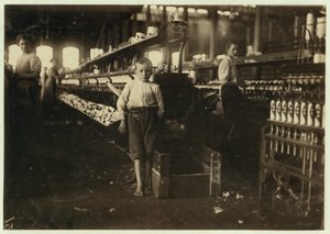 8-jähriger Leo, nur 4 Fuß groß, sammelt Spulen für 15 Cent pro Tag in den Elk Cotton Mills, Fayetteville, Tennessee, 1910