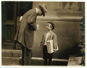 8-jähriger Zeitungsjunge Michael McNelis, der sich gerade von seiner zweiten Lungenentzündung erholt hatte, verkauft Zeitungen im Regensturm, Philadelphia, Pennsylvania, 1910 von Lewis Wickes Hine
