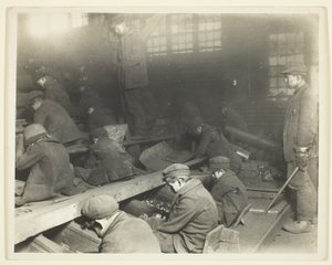Ein Blick auf Arbeiter im Ewen Breaker der Pennsylvania Coal Company von Lewis Wickes Hine
