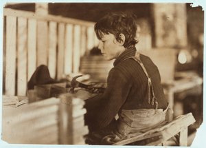 Junge macht Körbe für Melonen in Evansville, Indiana, 1908 von Lewis Wickes Hine