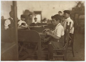 Kinderlehrling in der Zigarrenfabrik De Pedro Casellas, Tampa, Florida, 1909 von Lewis Wickes Hine