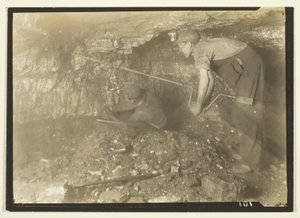 Bohren für einen Schuss: Altmodische Art des Kohlebergbaus von Lewis Wickes Hine