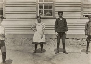 Edward St. Germain und seine Schwester Delia, Fabrikarbeiter, Phoenix, Rhode Island, April 1909 von Lewis Wickes Hine
