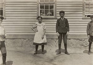 Edward St. Germain und seine Schwester Delia, Fabrikarbeiter, Phoenix, Rhode Island, April 1909 von Lewis Wickes Hine