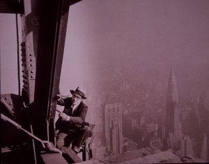 Empire State Building im Bau, ein Inspektor überprüft die Arbeiten von Lewis Wickes Hine