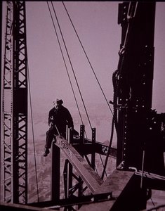 Empire State Building im Bau, zeigt Bolzenmacher mit Schraubenschlüssel