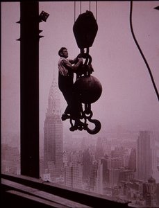 Empire State Building im Bau, zeigt ein Mitglied der Derrick-Crew von Lewis Wickes Hine