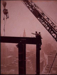 Empire State Building im Bau, Platzierung eines Stahlträgers von Lewis Wickes Hine
