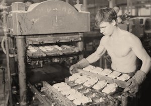 Fabrikarbeiter bei der Paragon Rubber Company, Massachusetts, 1936 von Lewis Wickes Hine