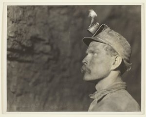 "Folge dem Schimmer", Walisischer Bergmann in einer Kohlenmine in Pa. Eine Meile vom Tageslicht entfernt von Lewis Wickes Hine
