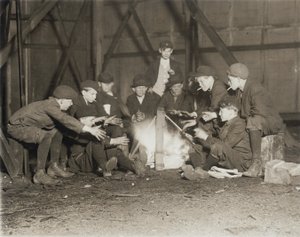 Bande von Zeitungsjungen um 22:00 Uhr, 1910 von Lewis Wickes Hine