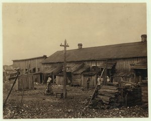 Unterkunft für etwa 50 Mitarbeiter der Maggioni Canning Co., Port Royal, South Carolina, umgeben von Marschland und auf einem alten Muschelhaufen, 1912 von Lewis Wickes Hine