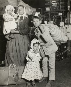 Italienische Familie sucht verlorenes Gepäck, Ellis Island