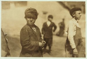 Joe (Jose) Mello, 8 oder 9 Jahre alt, arbeitet als Mühlenkehrer in New Bedford, Massachusetts, 1911 von Lewis Wickes Hine
