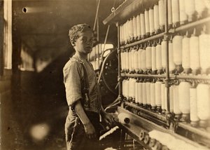 John Dempsey, 11 oder 12 Jahre alt, Samstagsarbeiter im Mulespinnraum der Jackson Mill, Fiskeville, Rhode Island, 1909