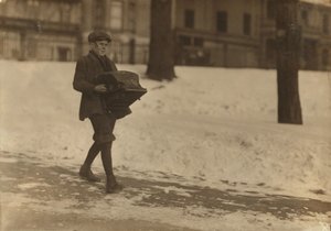 Louis A. Caulfield, 16 Jahre alt, auf dem Boston Common, der eine schwere Schreibmaschine etwa 12 Meilen für die Model Typewriter Inspection Co. liefert und 6 Dollar pro Woche verdient, 1917 von Lewis Wickes Hine