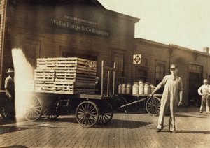 Männer vor einem Wells Fargo und Co Express Depot mit Kisten und Milchkannen, Springfield, Missouri, 1916