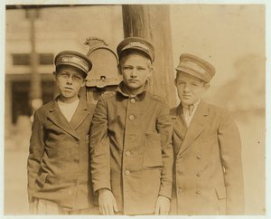 Botenjungen in Jacksonville, Florida, 1913 von Lewis Wickes Hine