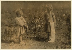 Millie, 4 Jahre alt, pflückt 8 Pfund Baumwolle pro Tag und Nellie 5, pflückt 30 auf einer Farm in der Nähe von Houston, Texas, 1913